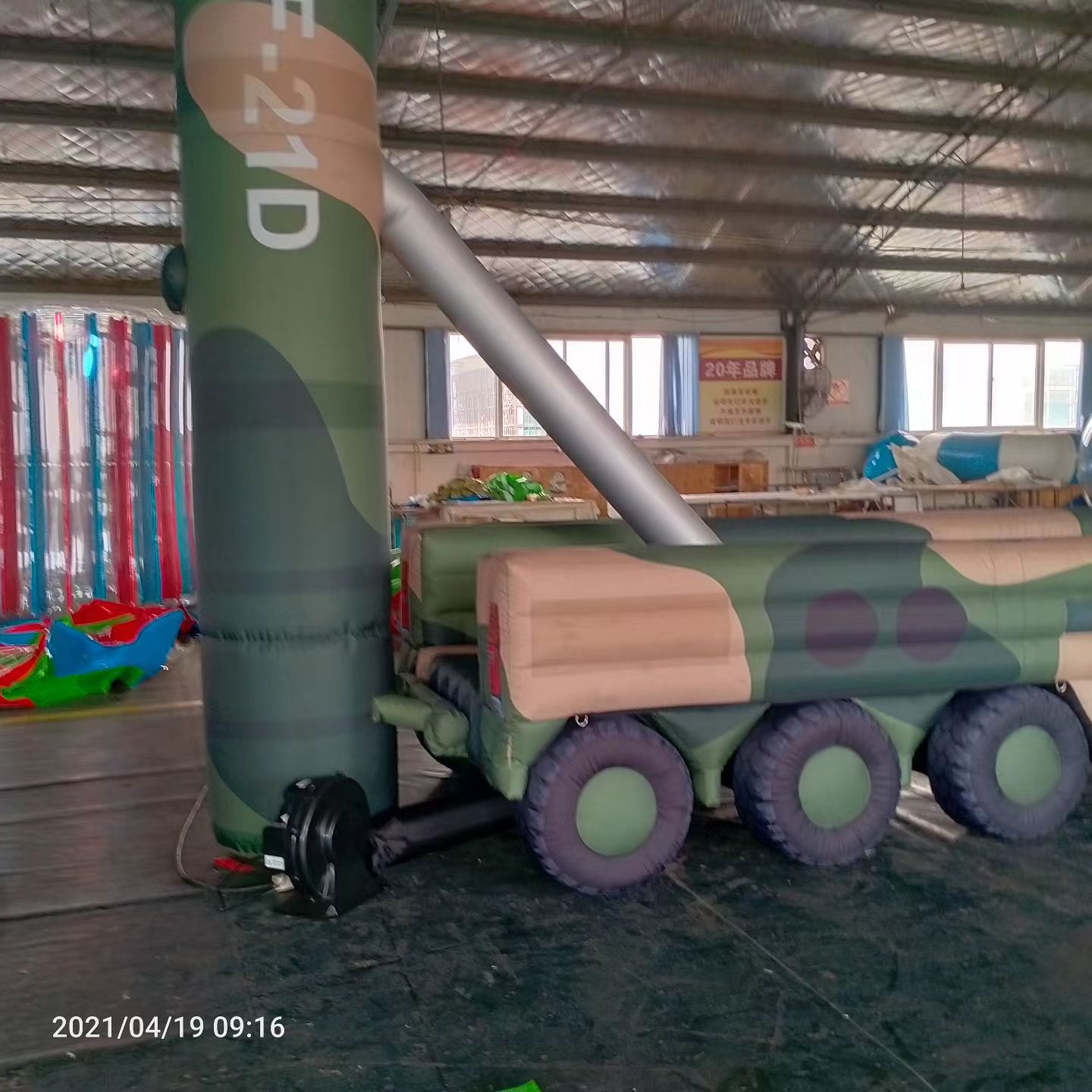 若尔盖军事演习中的充气目标车辆：模拟发射车雷达车坦克飞机